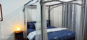努沃勒埃利耶Mount Elegence的一间卧室配有两张床和一张天蓬床。