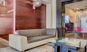 瓦拉纳西Treebo Trend Azure的带沙发和玻璃桌的客厅