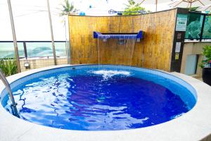 累西腓Hotel Golden Park Recife Boa Viagem的一座带瀑布的大型蓝色游泳池