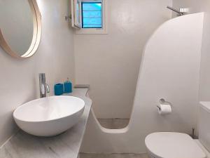 雷夫克斯Sunrise View Lefkes的浴室设有白色水槽和镜子