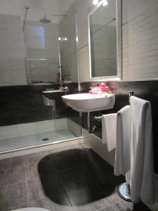 菲乌米奇诺罗马机场就寝飞行酒店的一间带水槽和镜子的浴室