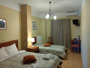 卡兰巴卡利瑟欧斯宾馆的酒店客房配有两张床和一张书桌