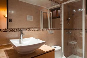 圣地亚哥Bella 269 Guest house的一间带水槽和淋浴的浴室