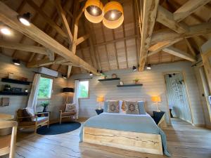 ClottesChâteaux dans les Arbres的一间带一张床的卧室,位于带木制天花板的房间内