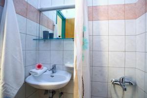 卡拉米锡Sofia Studios Kathisma的一间带水槽和镜子的浴室