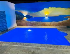PantojaRG Sol 1的墙上画画的房间的蓝色泳池