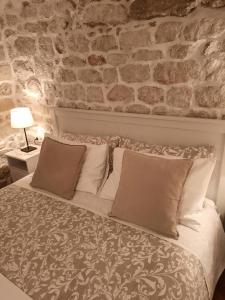 拉布Room Ivana的砖墙房间的一个床位