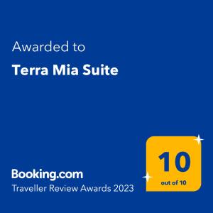 卡塔尼亚Terra Mia Suite的黄色方形,文字被授予terra mita套房