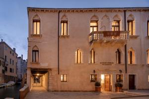 威尼斯Maison Venezia | UNA Esperienze的一座大型建筑,上面设有阳台