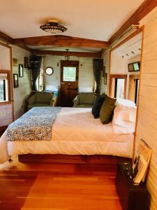 斯帕坦堡克勒维达勒历史花园住宿加早餐旅馆的一间火车车厢内带一张大床的卧室