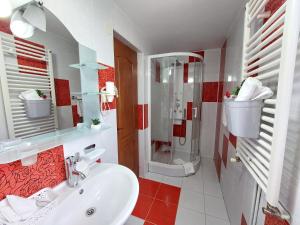 坎皮纳卡萨布兰卡旅馆的浴室配有白色水槽和淋浴。