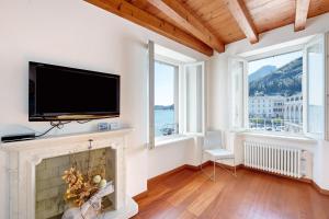 加尔尼亚诺Casa Grazia - Appartamento Luce的客厅设有壁炉和平面电视。