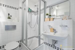 德累斯顿Pineapple Apartments Dresden Mitte III - free parking的带淋浴和盥洗盆的白色浴室