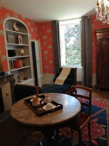 多尔多尼河畔博利厄Le Clos Rodolphe的客厅配有桌子和沙发