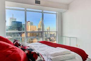 多伦多Specious LUX 2BD Downtown Toronto with Parking!的卧室设有窗户,享有城市美景