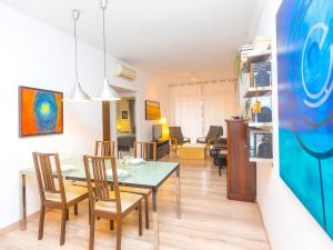 巴塞罗那Apartment Eixample Dret Independencia Valenci by Interhome的用餐室以及带桌椅的起居室。