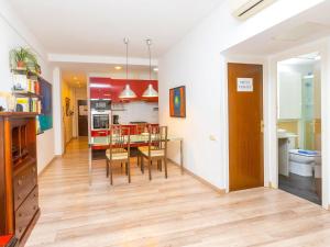巴塞罗那Apartment Eixample Dret Independencia Valenci by Interhome的厨房以及带桌椅的用餐室。