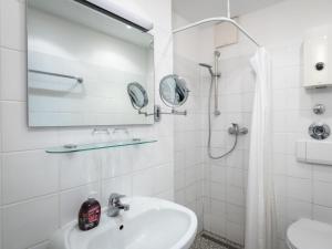 特拉本特拉巴赫Apartment An der Mosel by Interhome的白色的浴室设有水槽和淋浴。