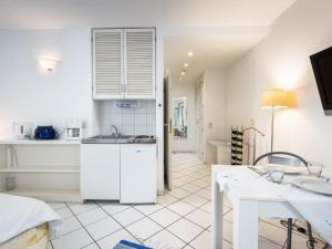 特拉本特拉巴赫Apartment An der Mosel by Interhome的白色的厨房配有水槽和桌子