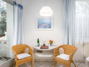 特拉本特拉巴赫Apartment An der Mosel by Interhome的窗户客房内的两把椅子和一张桌子