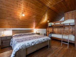 MurataHoliday Home Baita Anita - DOD100 by Interhome的小木屋内设有一间带两张双层床的卧室