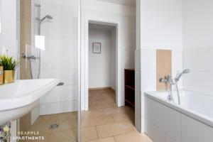 德累斯顿Pineapple Apartments Dresden Zwinger V - 78 qm - 1x free parking的白色的浴室设有水槽和淋浴。
