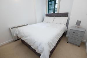 莱斯特Must See One Bed Leicester City Centre Apartment的卧室配有白色的床和床头柜