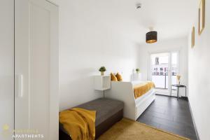 德累斯顿Pineapple Apartments Dresden Zwinger VI - 98 qm - 1x free parking的卧室拥有白色的墙壁和一张黄色床单