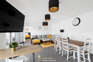 德累斯顿Pineapple Apartments Dresden Zwinger VI - 98 qm - 1x free parking的客厅配有桌子和沙发