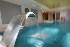 米卢斯LE JARDIN D'EDO的一个带水滑梯的室内游泳池