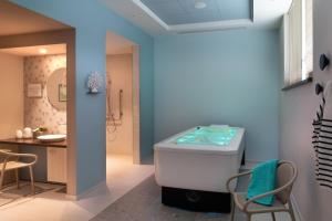 米卢斯LE JARDIN D'EDO的带浴缸和盥洗盆的浴室