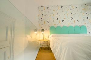 蒙得维的亚Viajero Montevideo Hostel的卧室配有一张墙上鸟图案的床