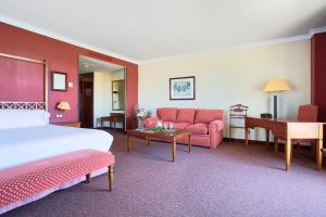 阿维拉方特克鲁兹阿维拉酒店的酒店客房,配有床和沙发