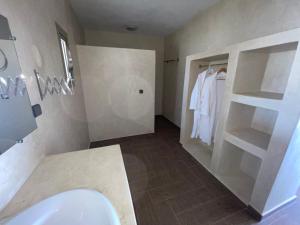 达赫拉Dakhla Camp的客房内设有带水槽和卫生间的浴室