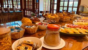 坎波斯杜若尔当Village de France Araucárias的一张桌子上放着一大堆食物