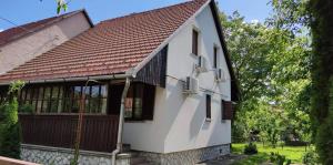 迈泽克韦什德Borcsa Pihenőház的白色房子,有棕色的屋顶