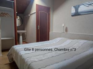 Mauléon2 Gites proche Puy du fou的一间卧室,卧室里设有一张床,门上设有标志