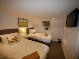 布莱顿霍夫加特旅馆的酒店客房设有两张床和一台平面电视。