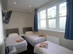 布莱顿霍夫加特旅馆的酒店客房设有两张床和窗户。