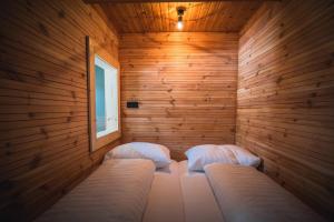 马尔尼茨Tauernlust Outdoor & Relax的木墙内带两张床的桑拿浴室