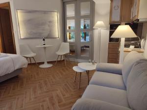 亚历山德鲁波利斯Studio Apollonia的客厅配有沙发和桌子