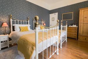 Port Saint MaryAaron House的一间卧室配有白色床和黄色枕头