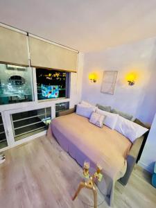 马拉加El Atardecer Skyline romantic views的一间卧室设有一张大床和一个大窗户