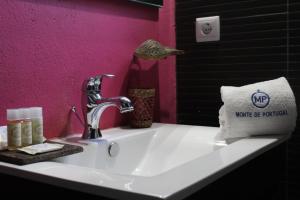 蒙塔吉尔葡萄牙蒙特酒店的浴室内的水槽,设有粉红色的墙壁