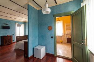 拉莫拉Alba Morus的一间拥有蓝色墙壁的卧室,卧室配有一张床和一扇门