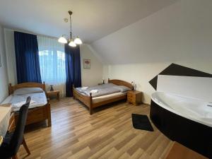 米什科尔茨道波曹Tölgyfa Panzió的客房设有两张床和水槽。