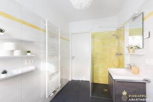 德累斯顿Pineapple Apartments Dresden Zwinger II - 70 qm - 1x free parking的一间带水槽和淋浴的浴室