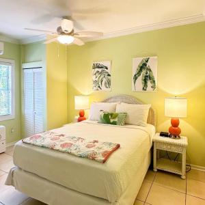 基韦斯特西风旅馆的一间卧室配有一张带两盏灯的床和吊扇。