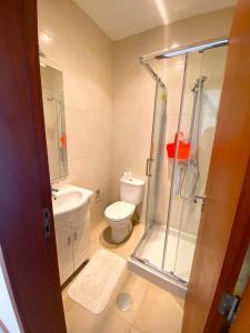 Vila ChãMindelo Beach House的一间带卫生间和玻璃淋浴间的浴室