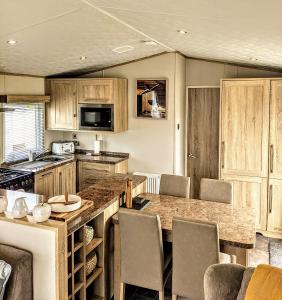 塔特舍尔Tattershall Lakes - Merlin Point的厨房配有木制橱柜和台面